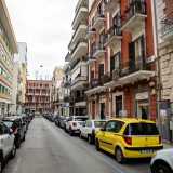 Salutiamo Andrea e ci dirigiamo nel quartiere Madonnella, in via Emanuele Mola 32...